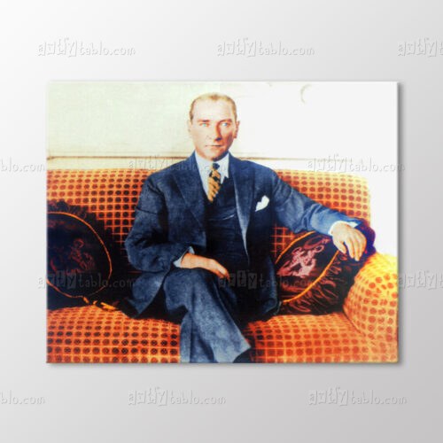 Atatürk Desenli Kanepede Otururken Tablo kanvas tablo