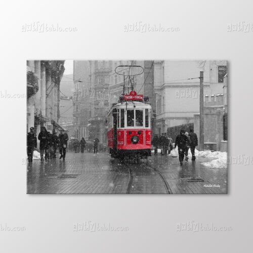 Siyah Beyaz Kalabalıklı Kırmızı Tramvay Fotoğraf Tablo kanvas tablo