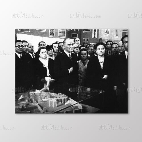 Atatürk Şehir Maketini İncelerken Tablo kanvas tablo