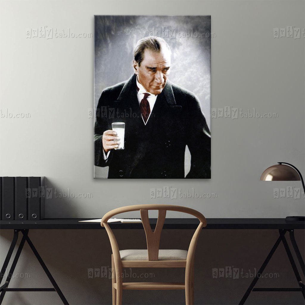 Atatürk Rakı İçerken Tablo bir odada asılı