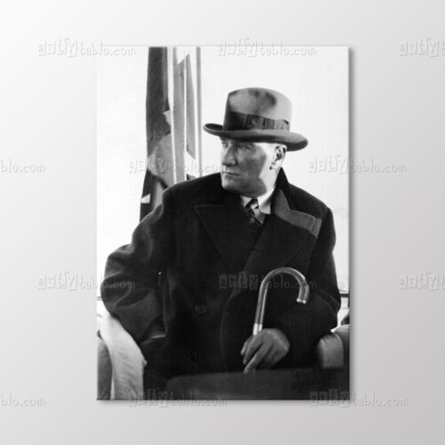 Atatürk Fötr Şapkalı Otururken Tablo kanvas tablo