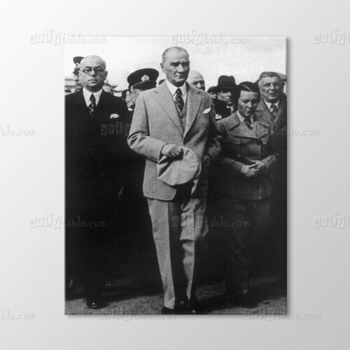 Atatürk Şapkasıyla Yürürken Tablo kanvas tablo